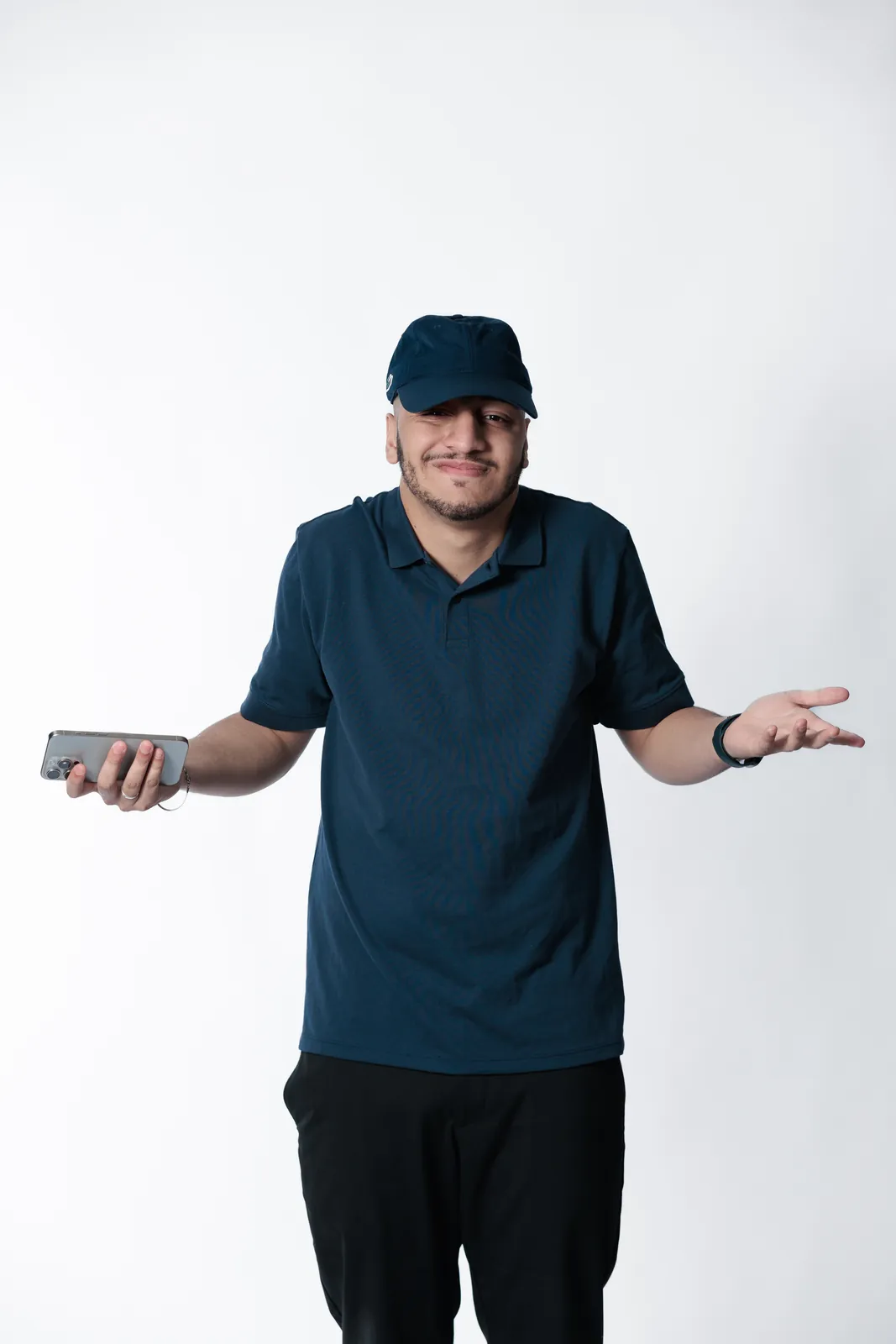 Thiago Máximo de boné, com o celular na mão