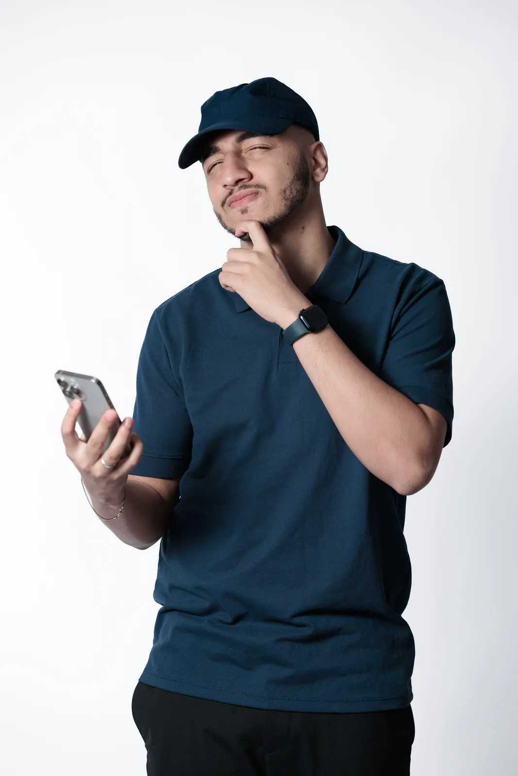 Thiago Máximo pensativo, segurando o celular