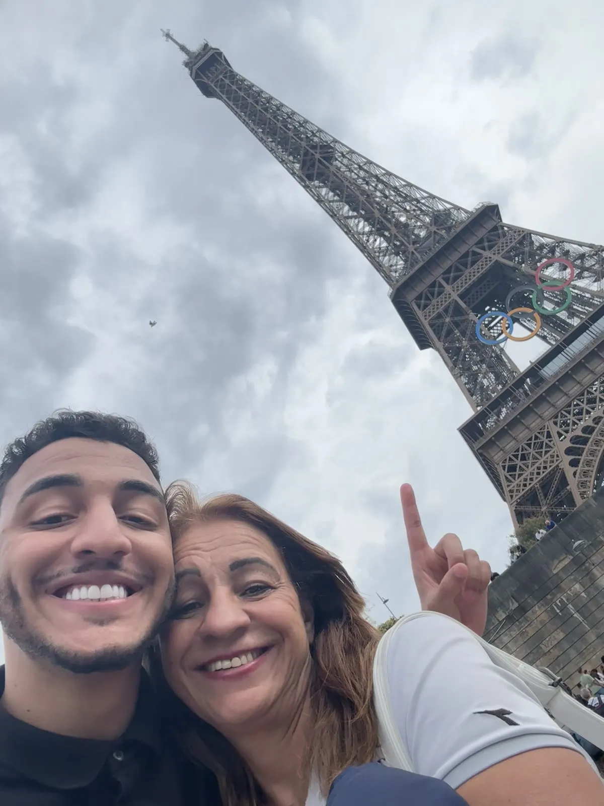 Thiago Máximo e a mãe na Torre Eiffel, em Paris