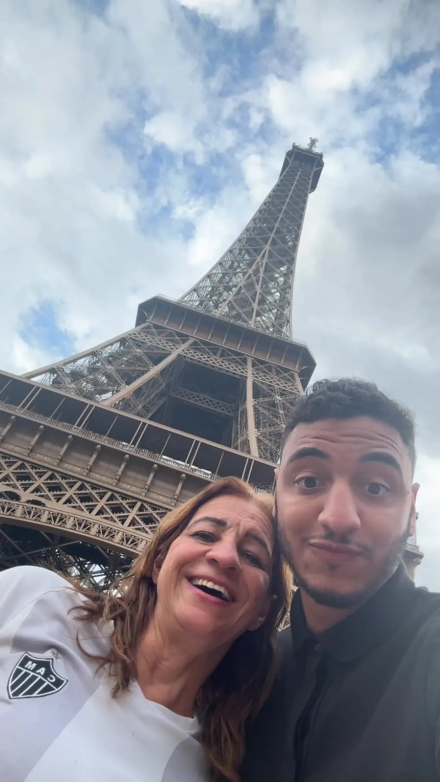 Thiago Máximo e a mãe embaixo da Torre Eiffel