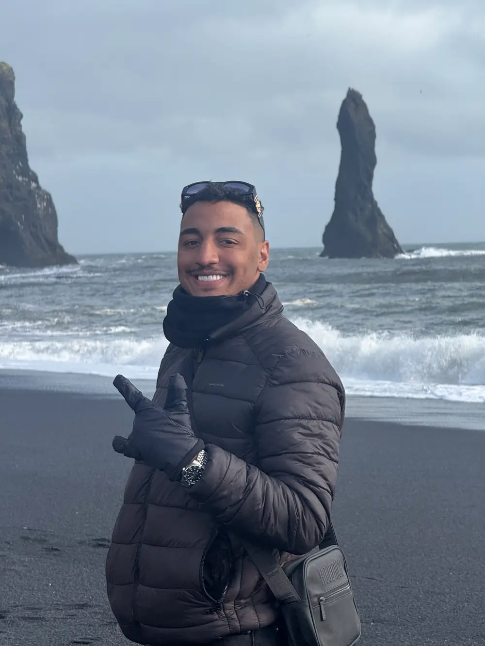 Thiago Máximo na praia de areia preta, na Islândia