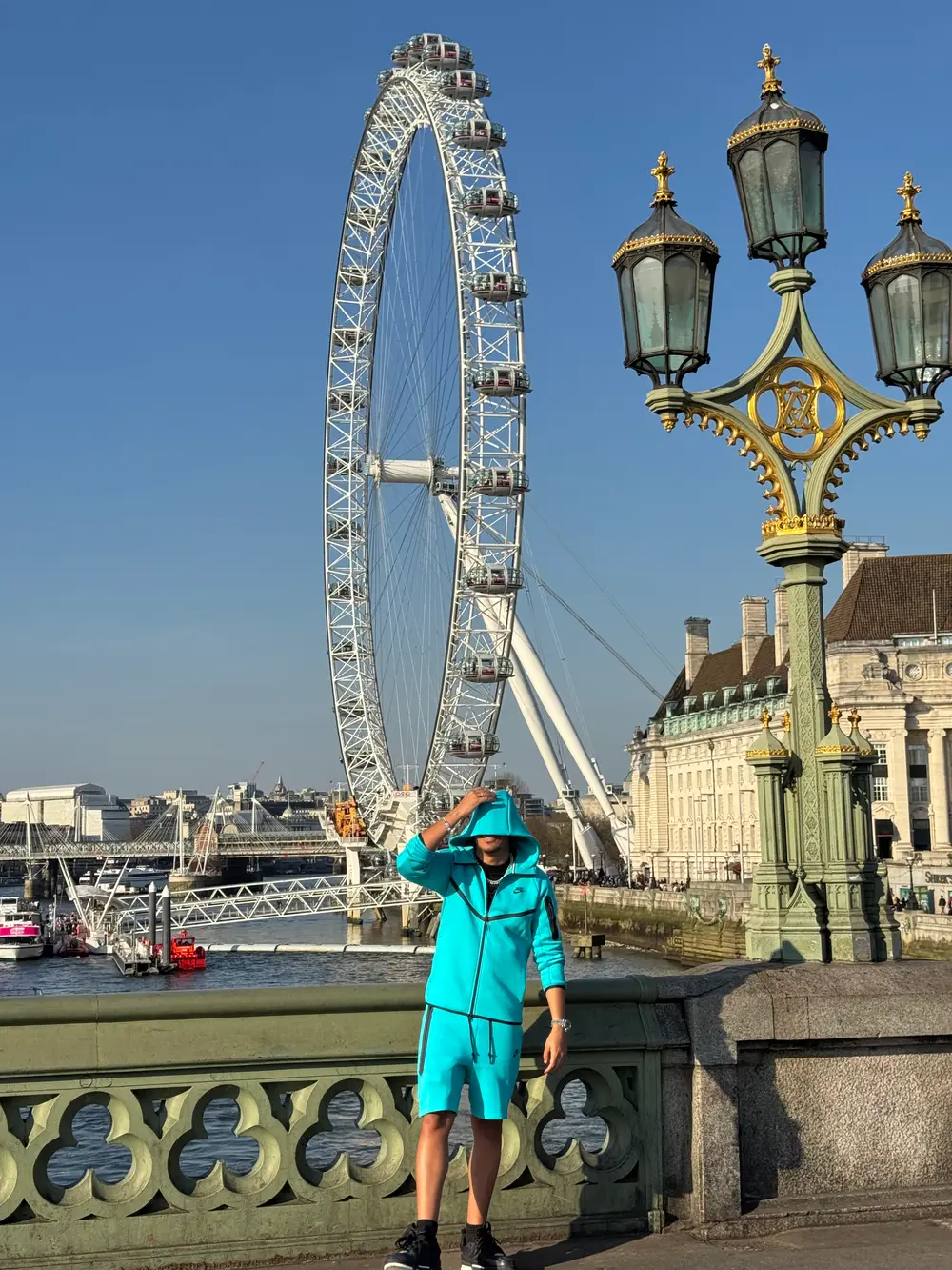 Thiago Máximo em frente à London Eye