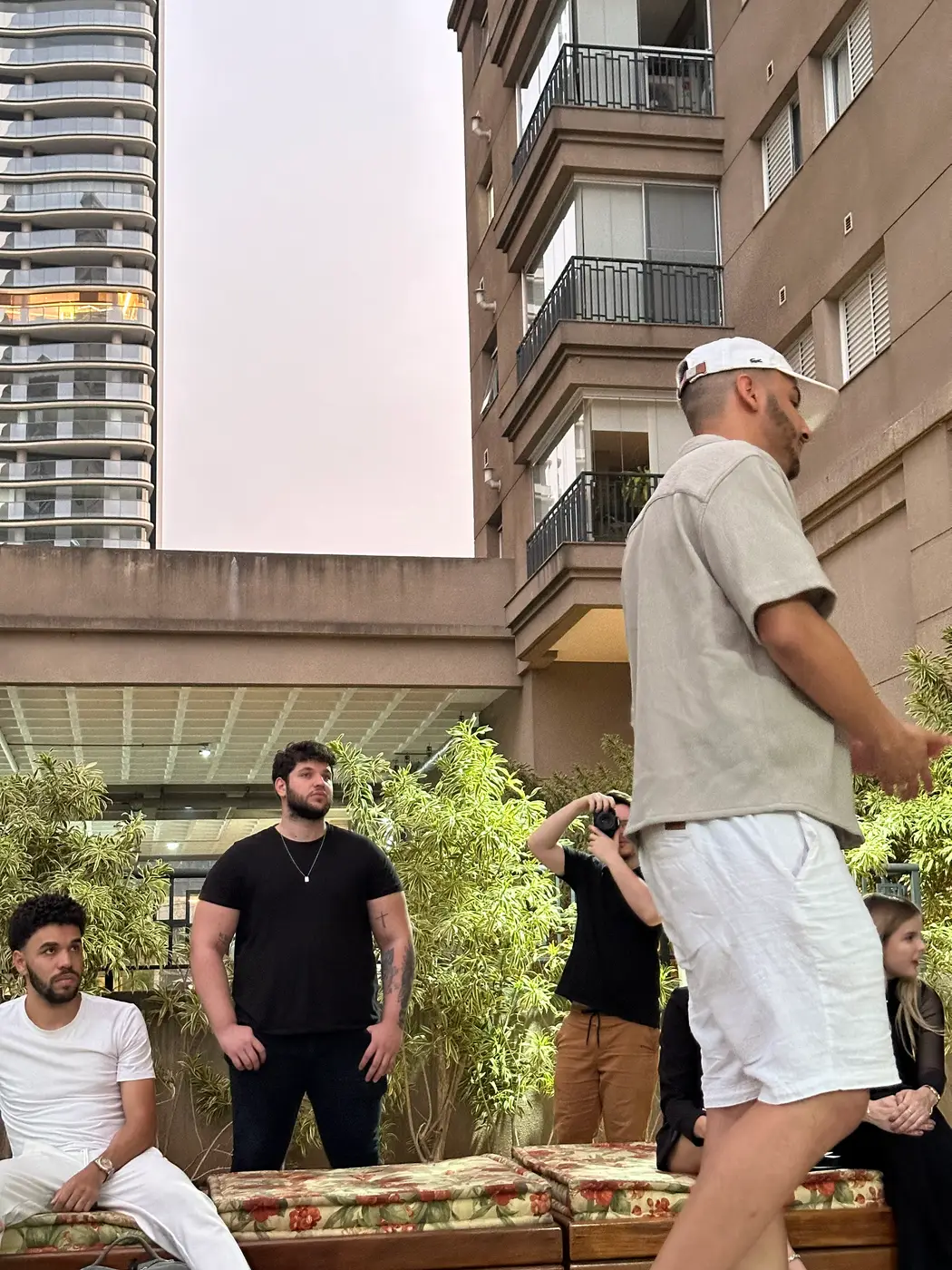 Thiago Máximo de boné branco durante a palestra em São Paulo