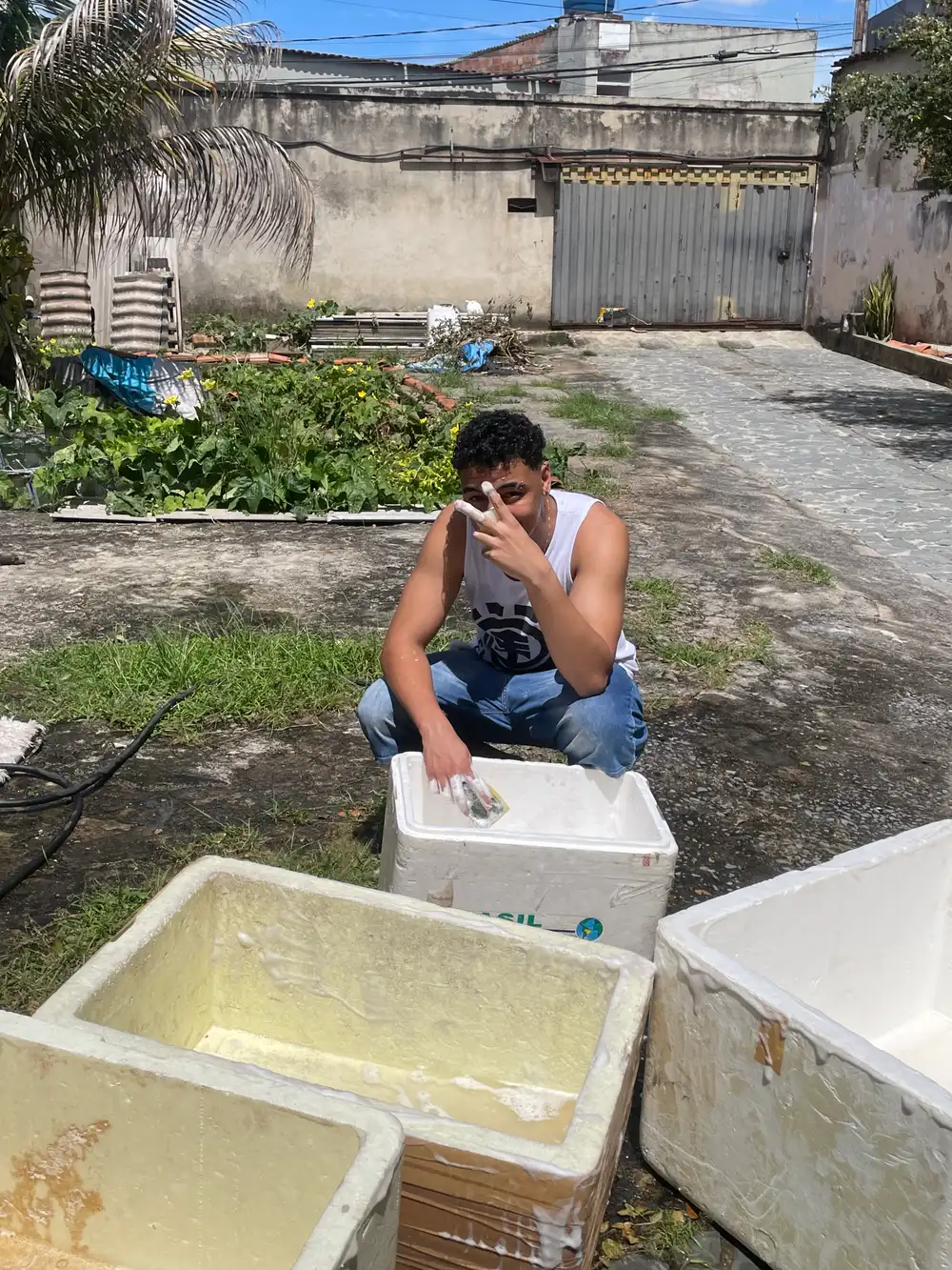 Thiago Máximo vendendo bebida com isopor na rua