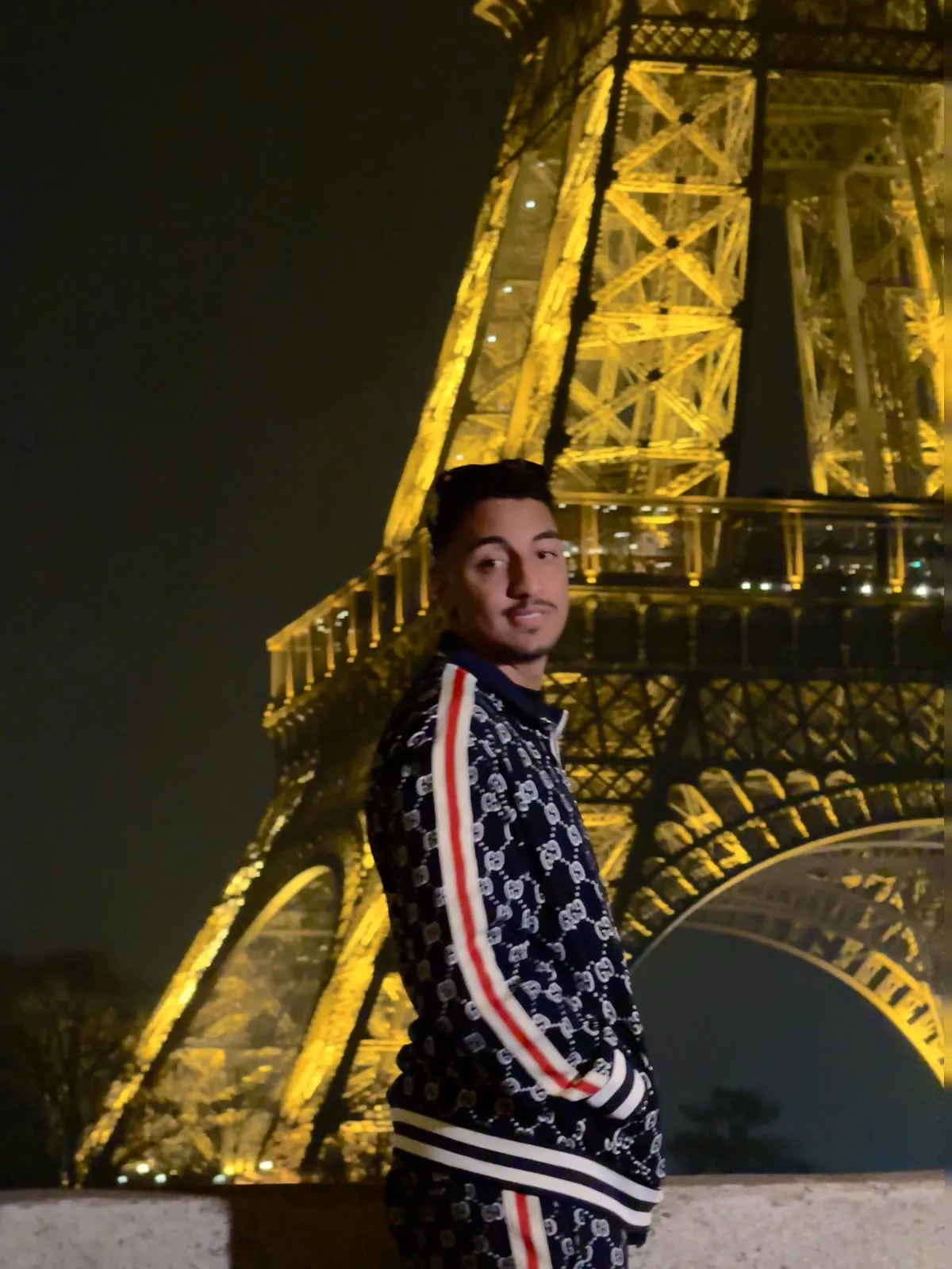 Thiago Máximo na Torre Eiffel à noite