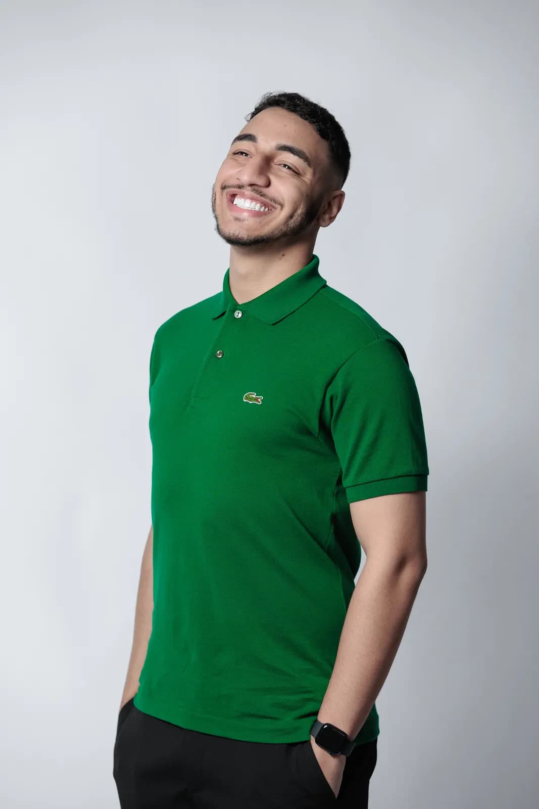 Thiago Máximo sorrindo, de camisa verde